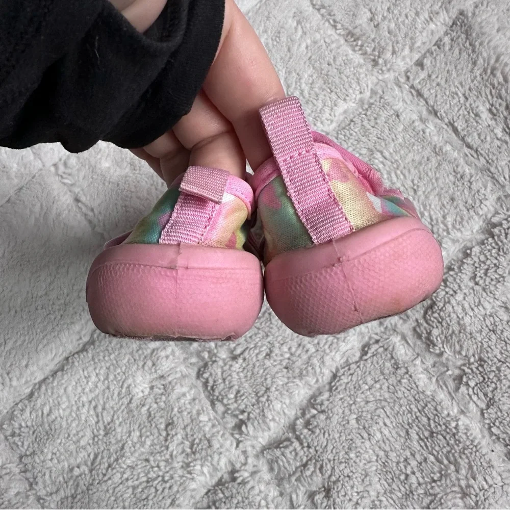 Zoogs | FLAWED Rainbow Hearts Toddler Water Shoes | Size 8
